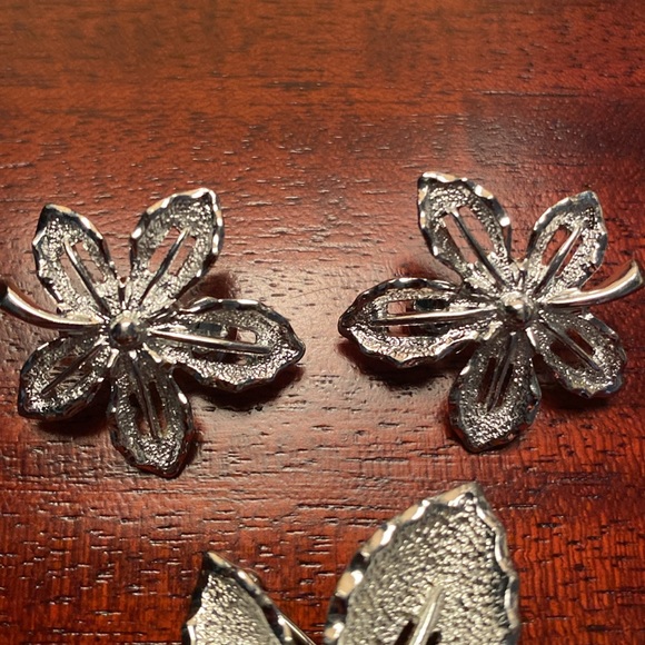 Vintage Sarah Coventry Silvertone Leaf Brooch and Clip Earring Set Like New - Picture 3 of 9